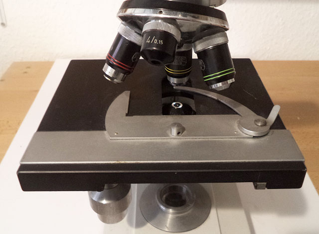 Objekttisch am Mikroskop